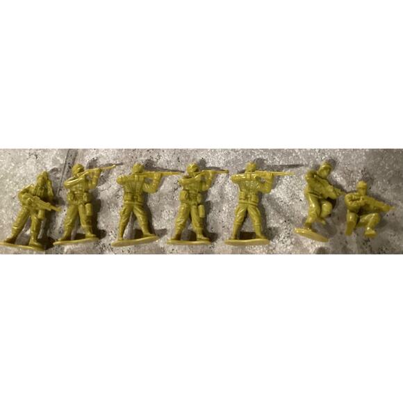 Lot of 19 Vintage Plastic Army Men Toys Figurines - Picture 4 of 8